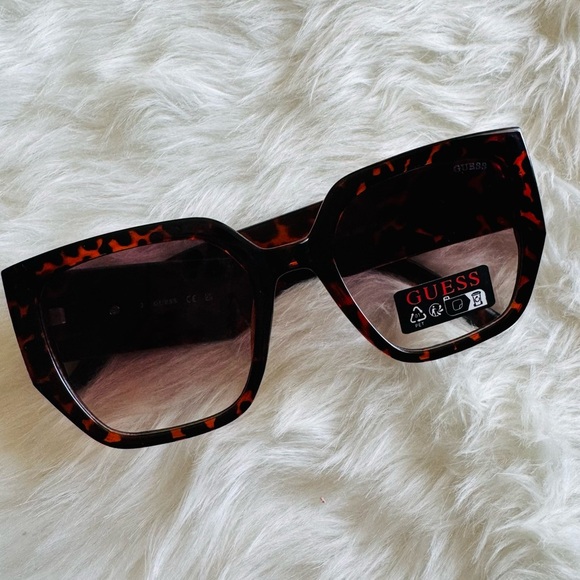 New Guess Tortoise Sunglasses with rhinestone logo - Picture 2 of 5